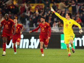 La corsa dei giocatori della Roma dopo la vittoria sul Feyenoord in Europa League