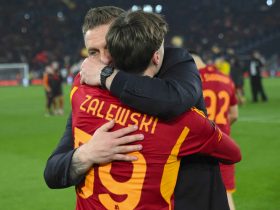 Abbraccio tra De Rossi e Zalewski al termine di Roma-Feyenoord