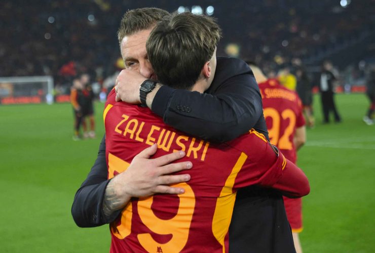 Abbraccio tra De Rossi e Zalewski al termine di Roma-Feyenoord